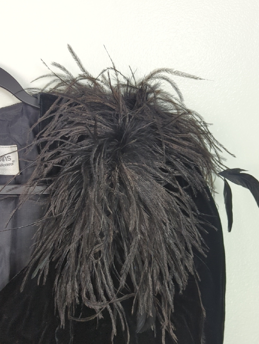 Vintage b.b. collections Dramatic Black Velvet & Ostrich Feather Jacket Size 6 - Picture 6 of 10